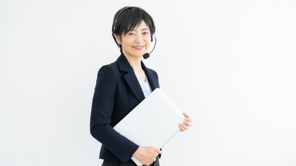 ヘッドセットをつけた女性