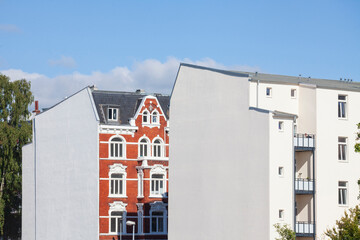 Fototapeta na wymiar Weisse Hauswände, Wohngebäude, Altbauten, Wilhelmshaven, Niedersachsen, Deutschland