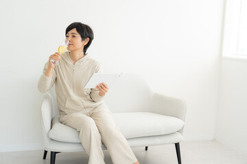 部屋でシャンパンを飲む女性