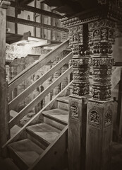Piliers décorés au Népal avec escaliers en noir et bmanc