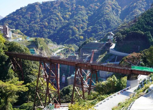 九州の南阿蘇　南阿蘇鉄道の立野橋梁と建設中の立野ダム