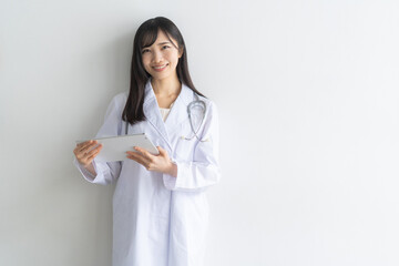 白衣の女性
