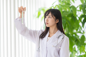 試験管を持つ女性