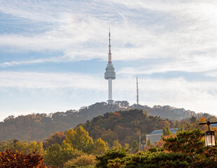 Obraz premium Colorful fall autumn foliage trees and iconic Namsan Seoul tower building view on the mountains in Seoul South Korea