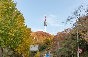 Obraz premium Colorful fall autumn foliage trees and iconic Namsan Seoul tower building view on the mountains in Seoul South Korea