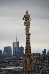 Turm mit Skulptur und Panorama von Mailand.