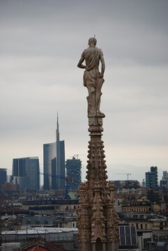 Turm mit Skulptur und Panorama von Mailand.