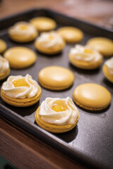 Gelbe Macarons, gefüllt mit Frischkäse-Creme und Lemon Curd im Detail