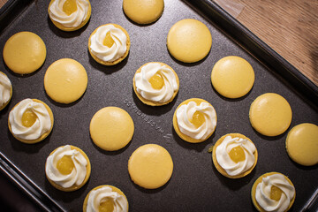 Gelbe Macarons, geöffnet auf einem Blech