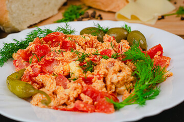 Scrambled eggs and sandwiches breakfast options
