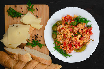 Scrambled eggs and sandwiches breakfast options