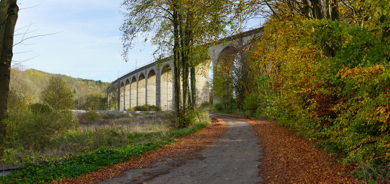 Altenbekener Eisenbahnviadukt im Herbst
