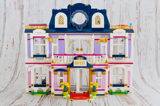 Dortmund - Deutschland 7. November 2022 Lego Hotel mit bunter Fassade