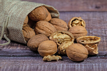 Walnüsse im Jutebeutel in einer Nahaufnahme