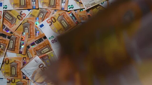 Nombreux billets de banque de 50 euros tombant sur un tapis de billets. Concepts d'investissements financiers, de richesse, de d&eacute;penses, de gaspillages d'argent et d'inflation dans la zone euro
