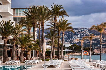 Terrasse d'hôtel avec transat en Espagne