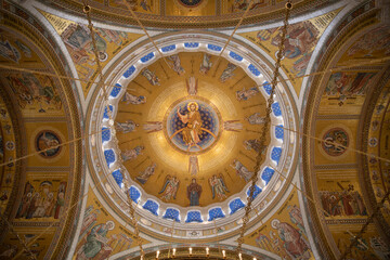 Obraz premium Interiors of St. Sava's Church in Belgrade with religious paintings and mosaics on the luxuriously gold decorated walls. Belgrade, Serbia 22.09.2022