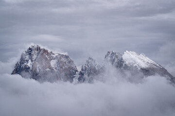Obraz premium Berggipfel im Wolkenschleier