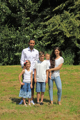 Fototapeta premium Glückliche Familie im Park