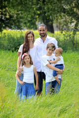 Fototapeta premium Glückliche Familie im Park