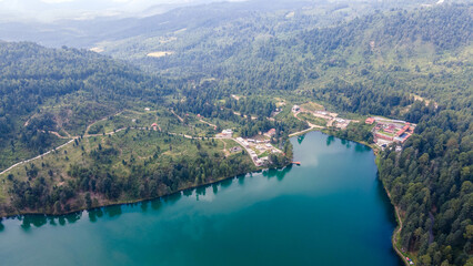 Fototapeta na wymiar Hermosa vista aerea del lago en Morelia Michoacán, Los azufres. 