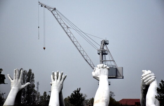 Skulptur auf dem Arsenal-Gelände in Venedig