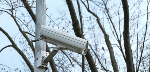 Weitwinkel Seitenansicht einer im Freien angebrachten, wetterfesten Überwachungskamera an einem...