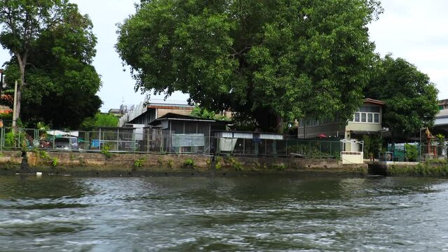 Croisement de bateau sur la rivi&egrave;re Bangkok Noi