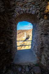 Fototapeta premium Burgruine Loewenburg mit Blick zur Philippsburgruine in Monreal an einem wunderschönen sonnigen Herbstmorgen