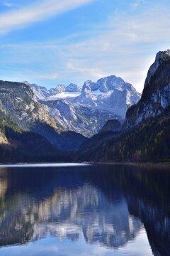 Vorderer Gosausee und Dachstein im Herbst, vertikal