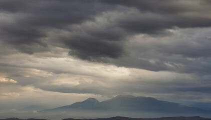 Monti Appennini avvolti di nebbie e nuvole e chiarori di sole