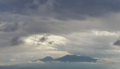 Monti Appennini avvolti di nebbie e nuvole e chiarori di sole