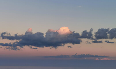 Nuvole sopra il mare nel cielo rosa del tramonto