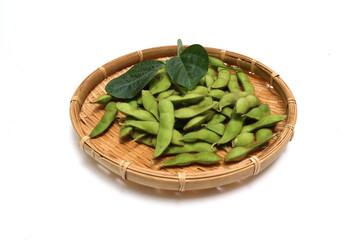 笊にのせた生の枝豆