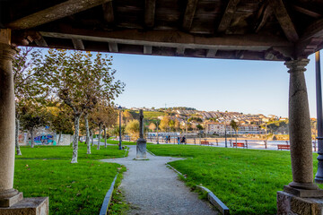 Luanco, vistas del paseo de la playa bajo los soportales de la iglesia