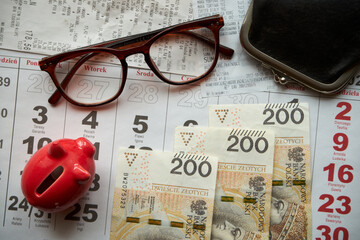 paragony fiskalne , polskie banknoty , kartka z kalendarza, świnka skarbonka, emerytura	