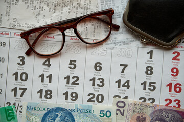 paragony fiskalne , polskie banknoty , kartka z kalendarza, emerytura	