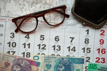 paragony fiskalne , polskie banknoty , kartka z kalendarza, emerytura	 - obrazy, fototapety, plakaty