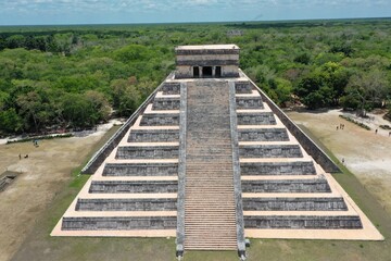 Templo de Kukulkán en la zona arqueológica de Chichén Itzá - obrazy, fototapety, plakaty