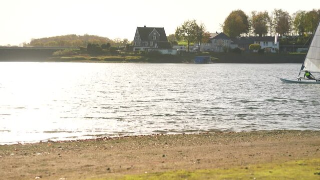 Hobie 14 Katamaran segelt auf der Bevertalsperre in H&uuml;ckeswagen | Hobie Cat 14 sailing