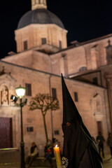 nazarenos subiendo la calle compañía PROCESION DE SEMANA SANTA SALAMANCA 2022 SABADO SANTO...