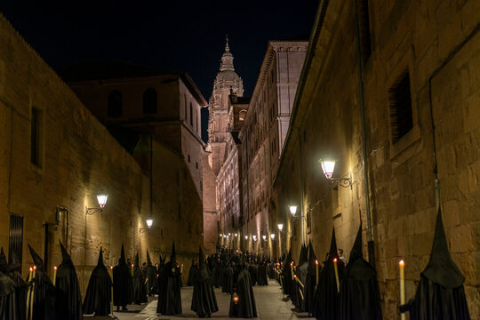 nazarenos subiendo la calle compa&ntilde;&iacute;a PROCESION DE SEMANA SANTA SALAMANCA 2022 SABADO SANTO HERMANDAD DE NUESTRA SE&Ntilde;ORA DE LA SOLEDAD 
