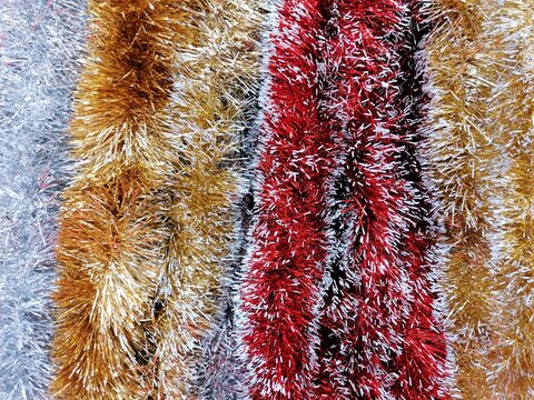 Fondo con detalle y textura de espumillon de navidad con varios colores diferentes