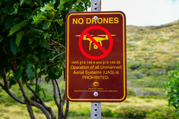 No drones sign in a Hawaiian State Park, where flying a drone is strictly prohibited by law