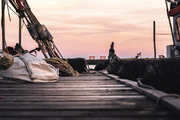 Steg am Hafen im Sonnenuntergang