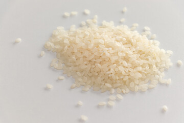 白いテーブルの上に生の白い米粒
