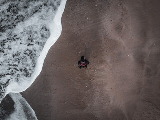 Mar desde arriba con persona
