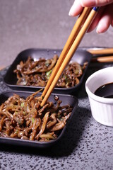 Cogumelo Shimezi na Manteiga / Shimezi Mushroom in Butter