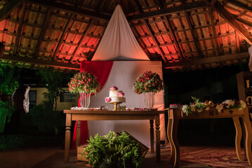 Decoração de casamento em chácara, com bolo e doces e uma decoração maravilhosa