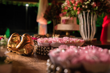 Decoração de casamento em chácara, com bolo e doces e uma decoração maravilhosa